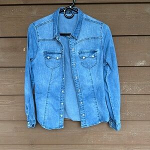 ChiQle distress denim women’s stretch pearl snap shirt size small
